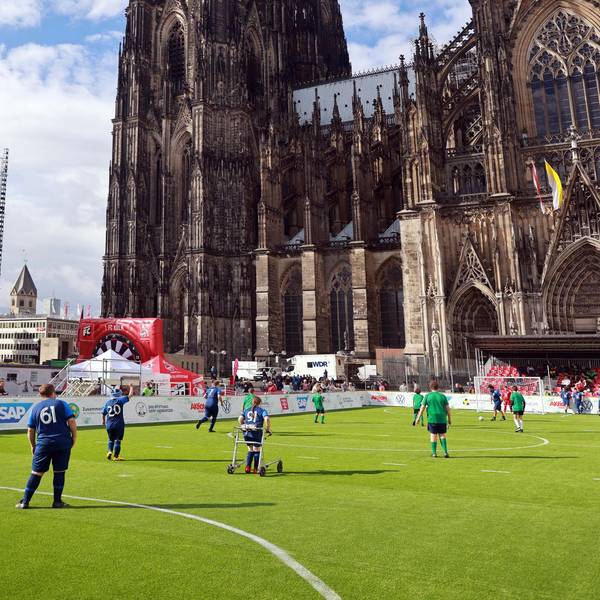 Fußball vor dem Dom