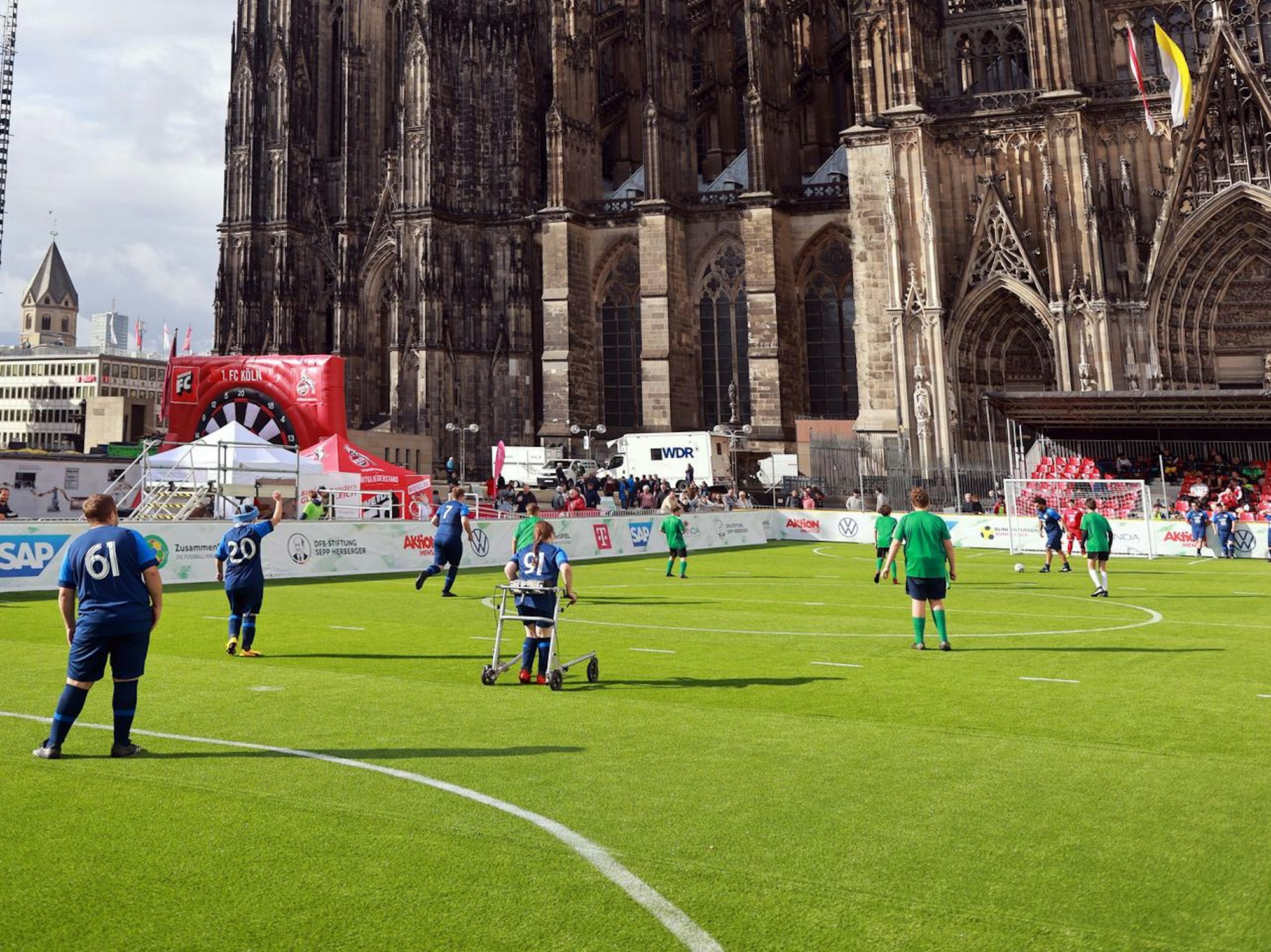 Fußball vor dem Dom