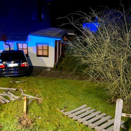 windeck auto knallt in Hauswand