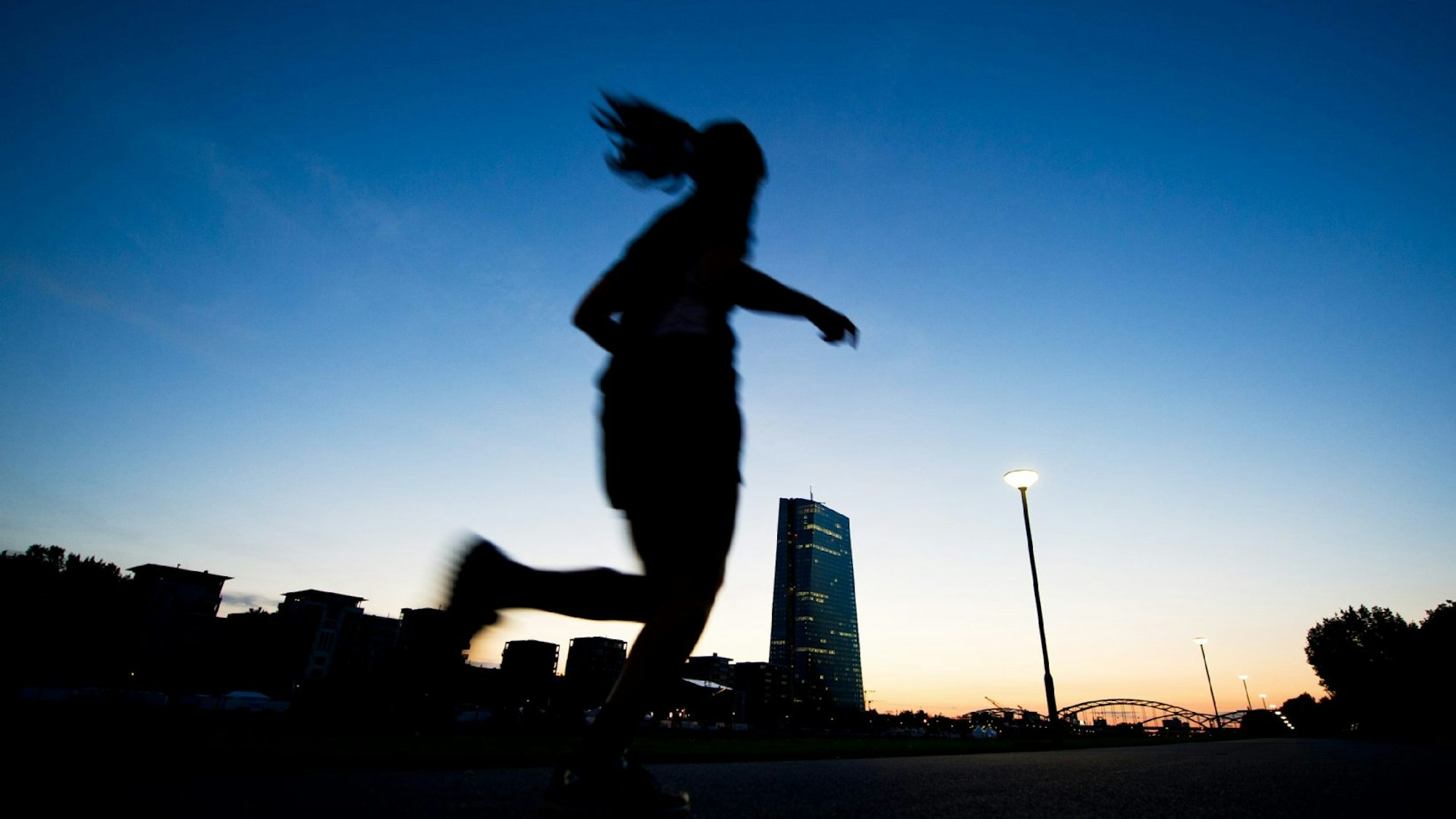 Eine Frau läuft eine Straße entlang.