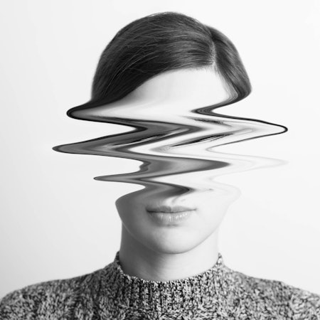 Frau mit Blitz vor dem Gesicht