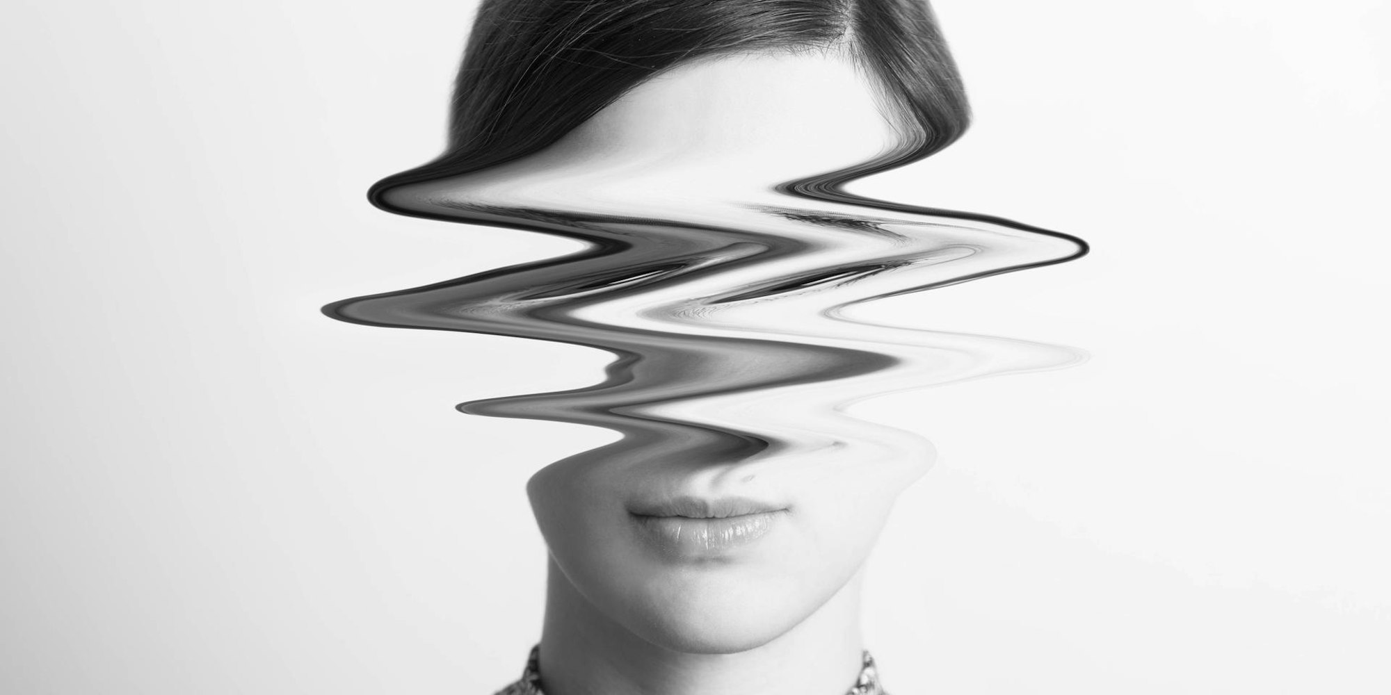 Frau mit Blitz vor dem Gesicht