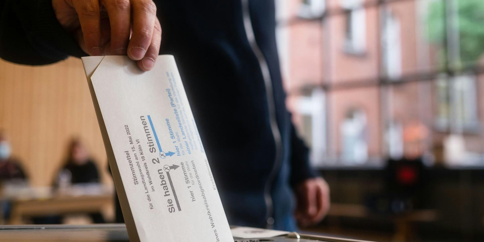 LTW Mann wirft Stimmzettel in Ur