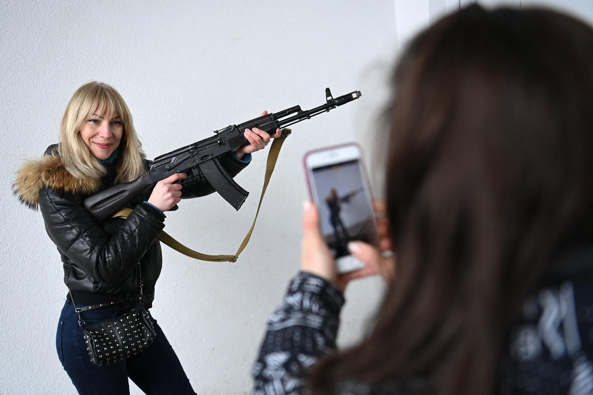 Bild Ukr Frau AK47 0403
