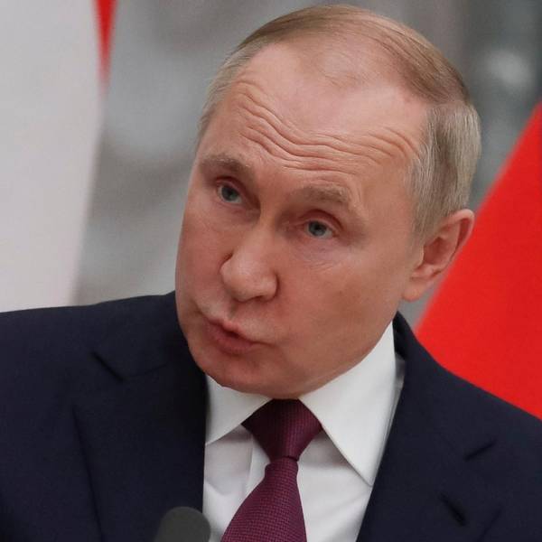 Putin spricht und gestikuliert