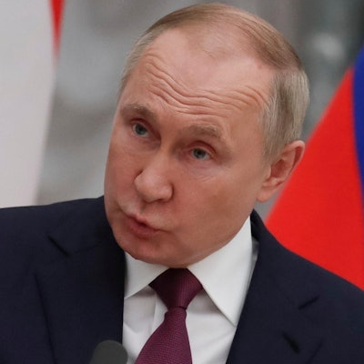 Putin spricht und gestikuliert