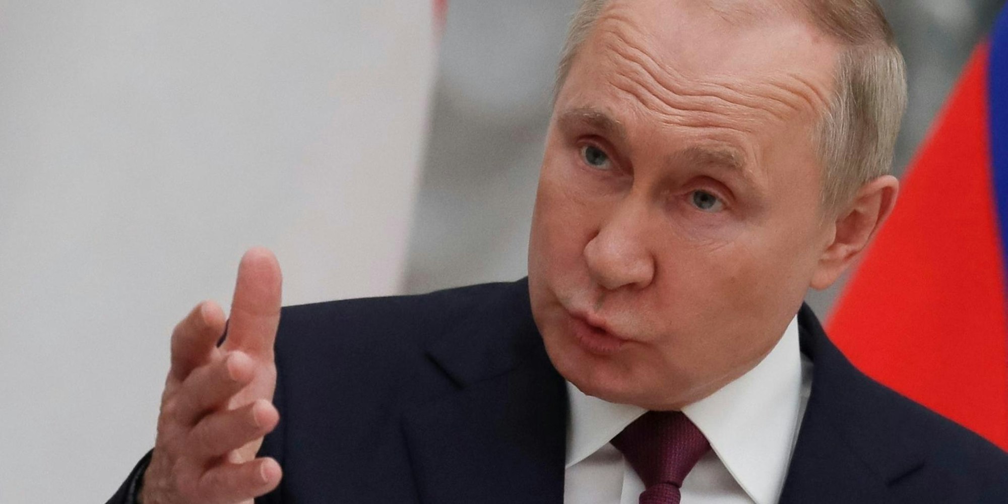 Putin spricht und gestikuliert