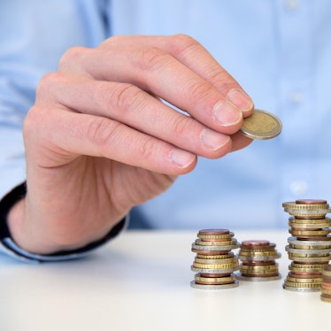 Mann baut Münztürme