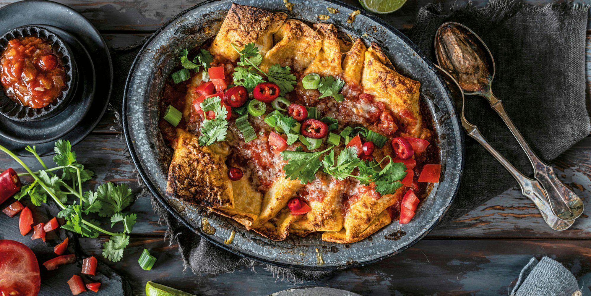 burrito in form mit chilis gedreht
