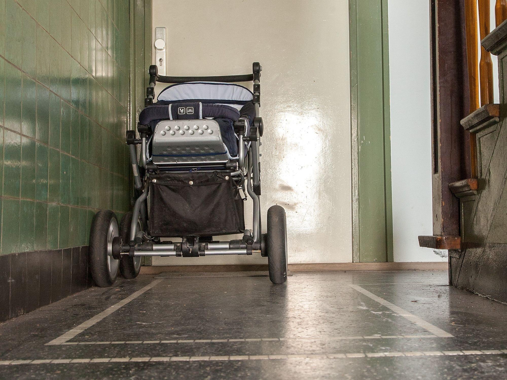 Treppenhaus Kinderwagen