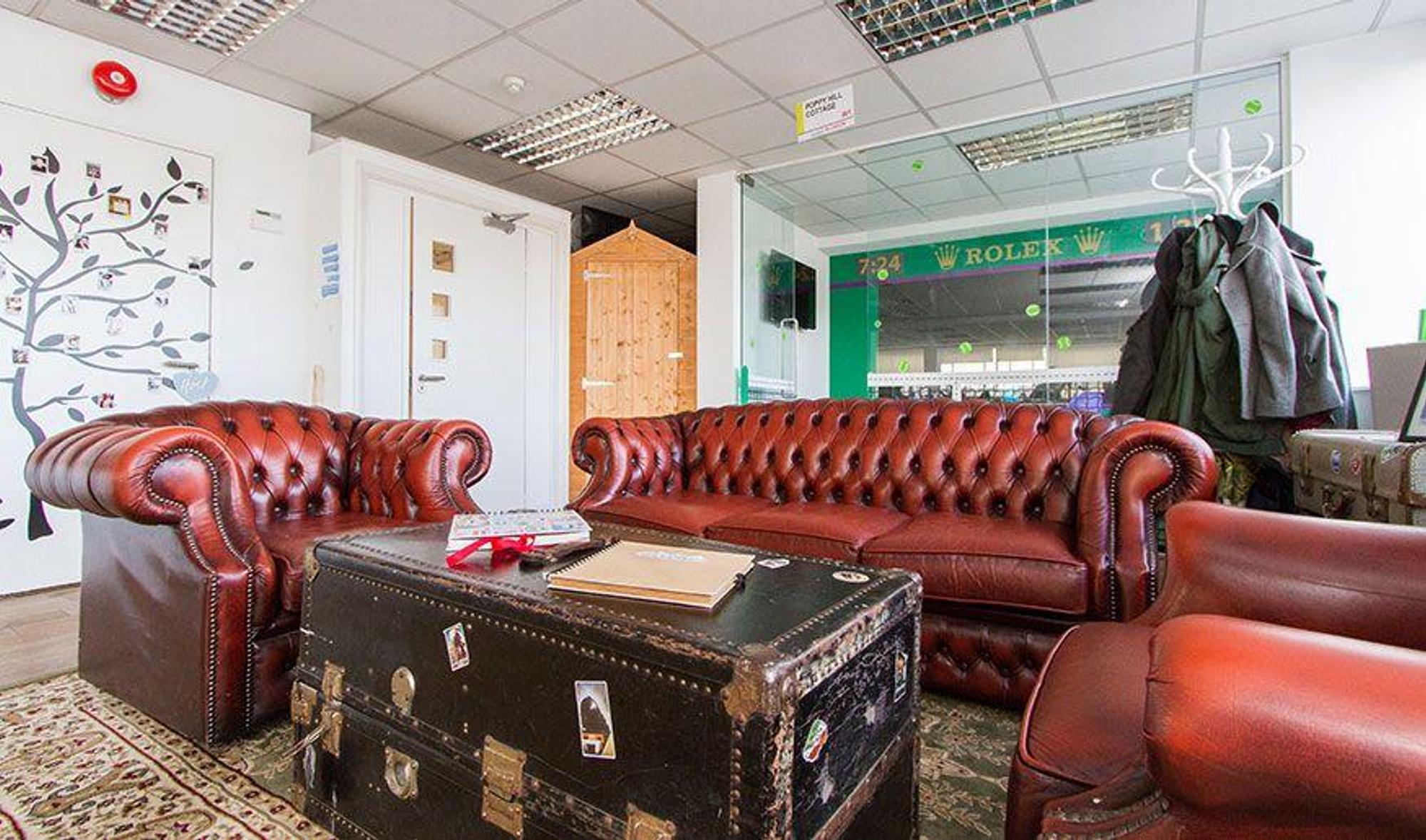 F_Glassdoor_Airbnb_London_conference-room