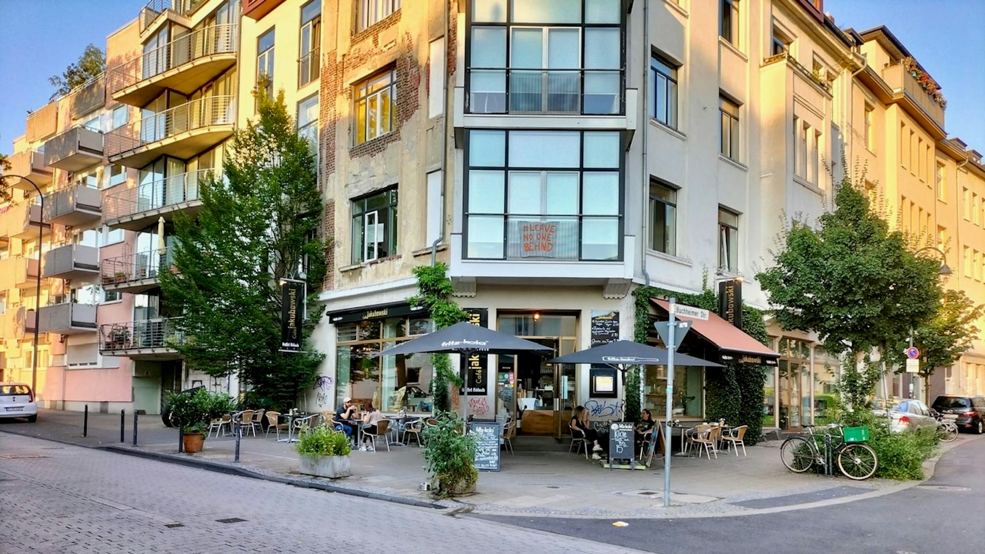 Café mit Außenplätzen an einer Straßenecke