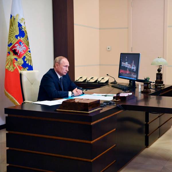 Putin an seinem Schreibtisch