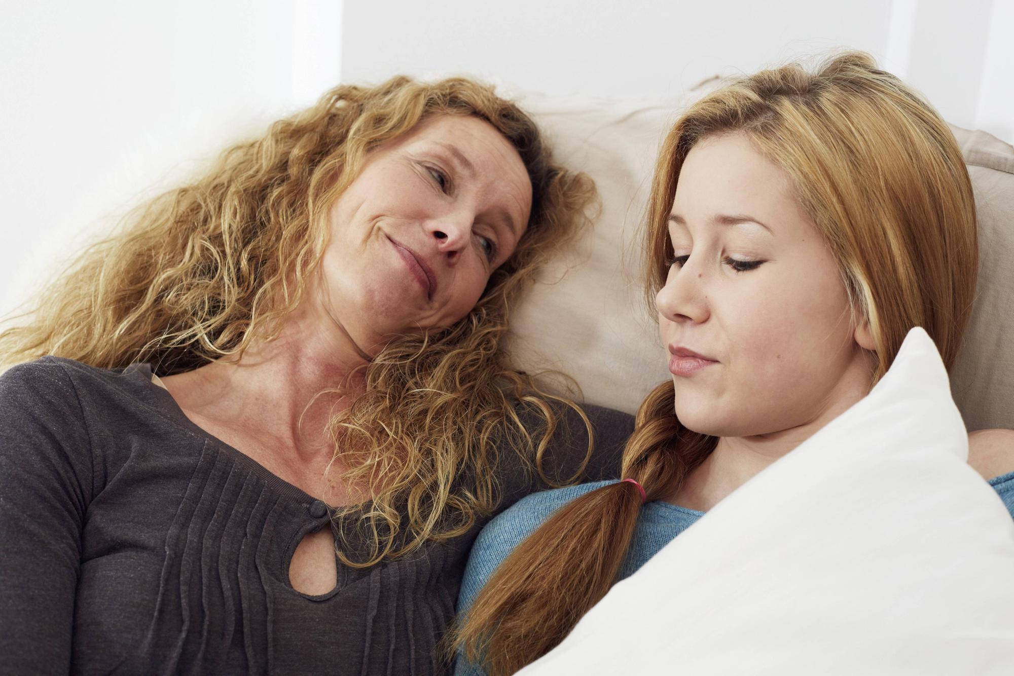 Mutter und Tochter auf dem Sofa.