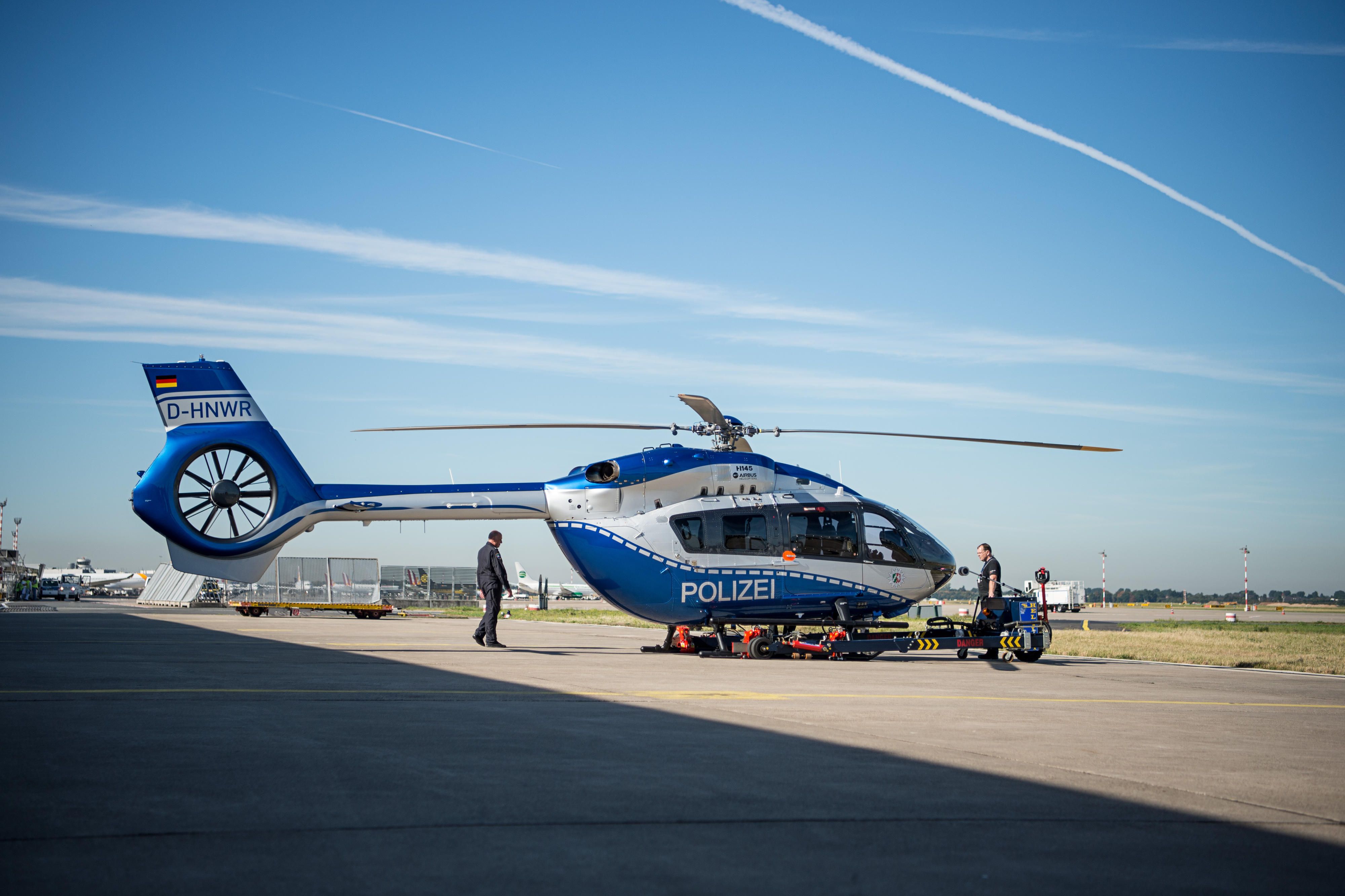 Hubschrauber auf Landeplatz