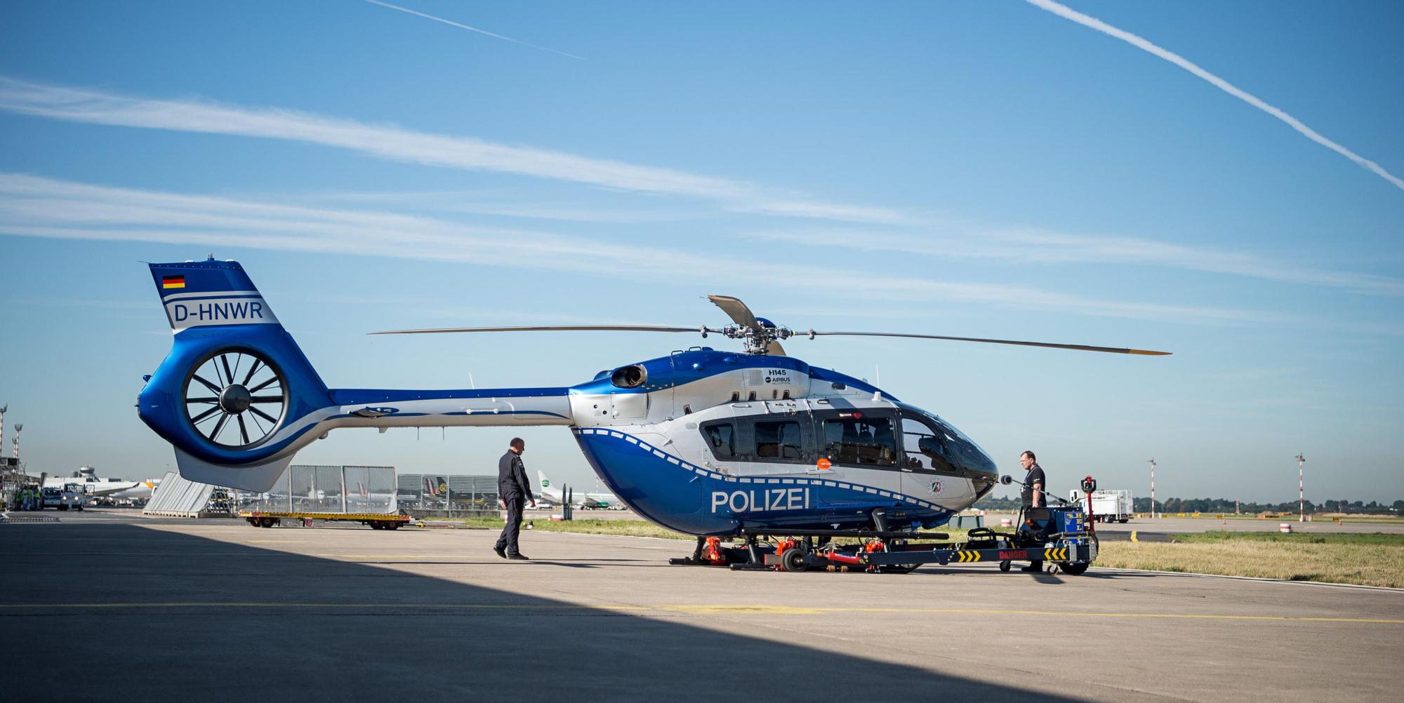 Hubschrauber auf Landeplatz
