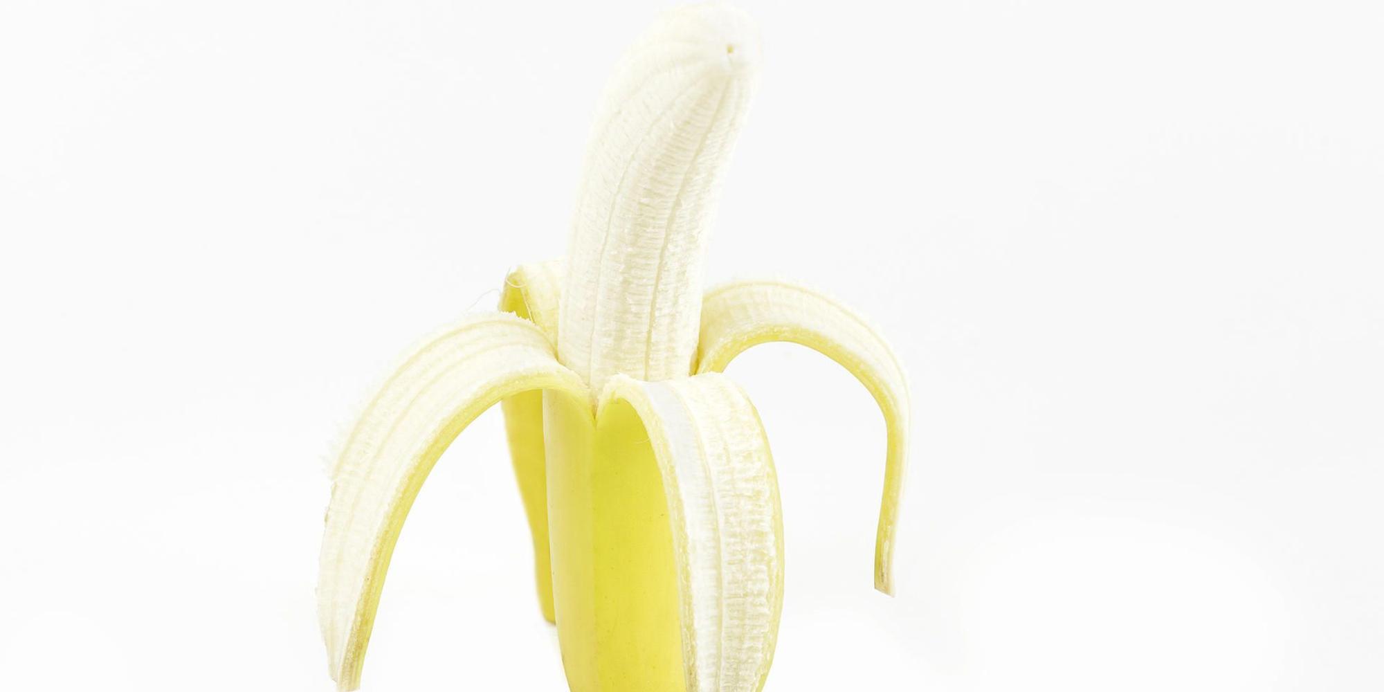 eine halb-geschälte Banane