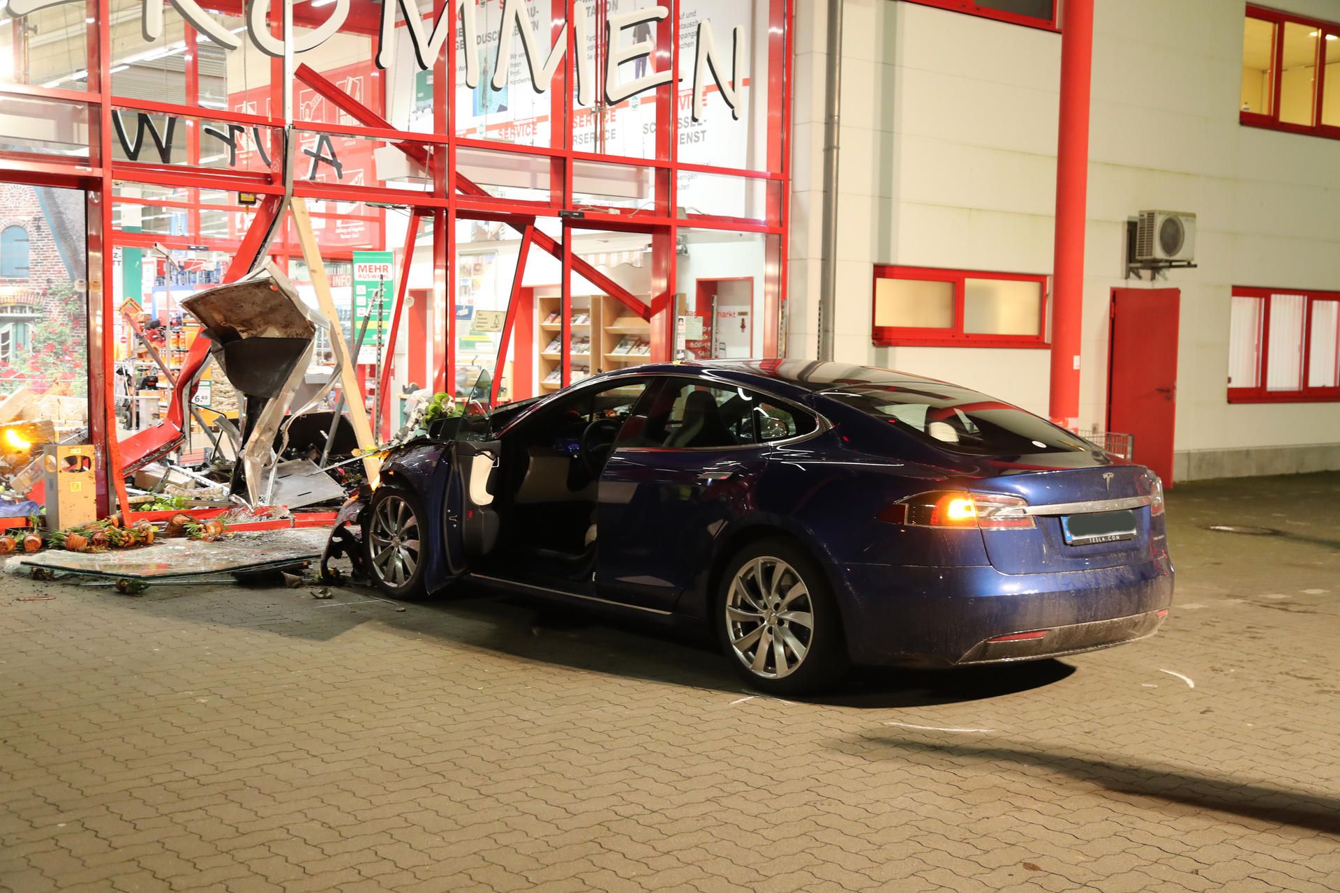Tesla Baumarkt Unfall