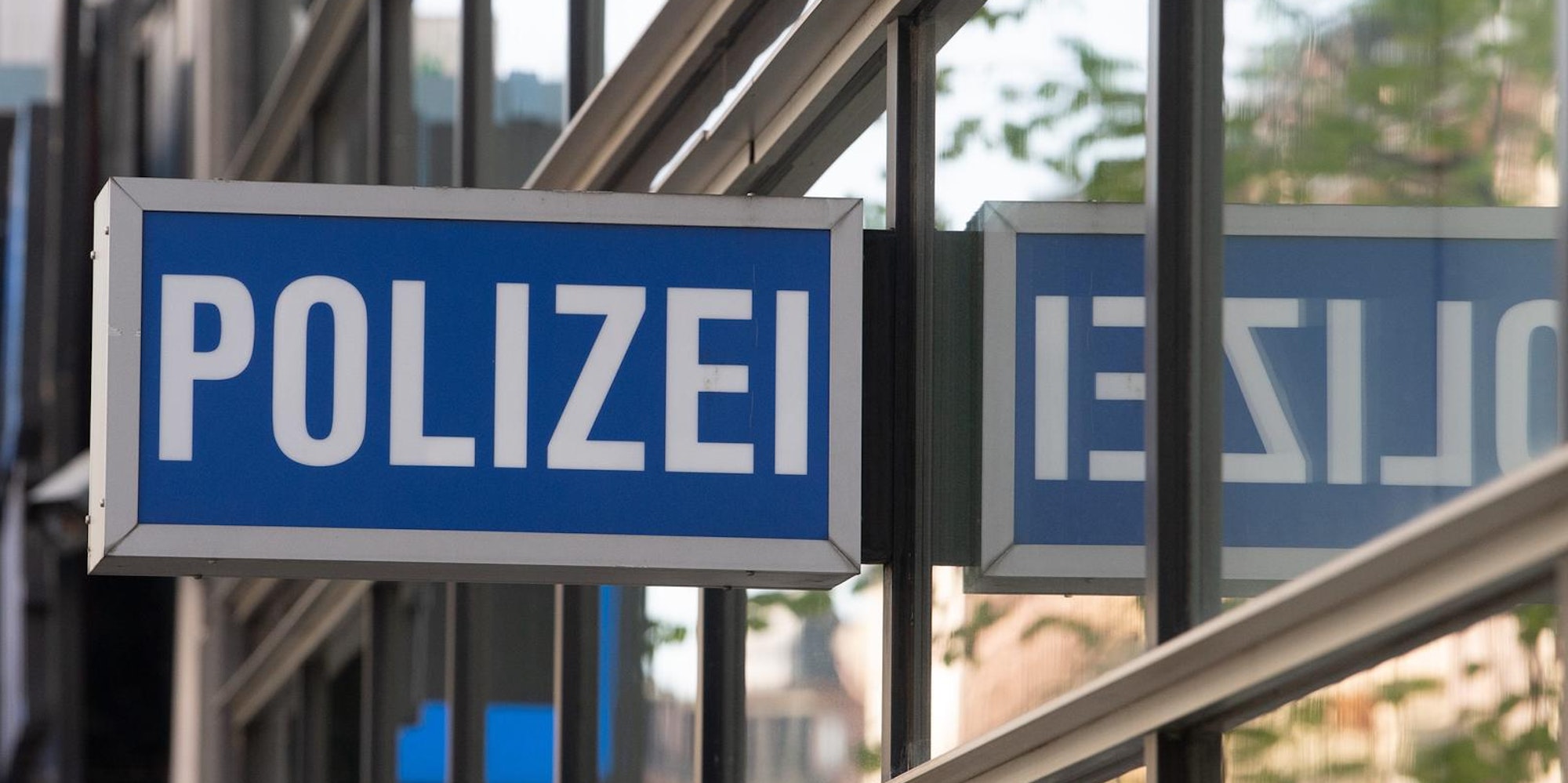 Polizei-Schild Frankfurt dpa 110