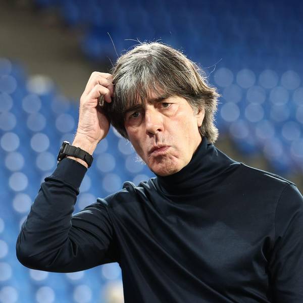 Löw kratzt sich am Kopf