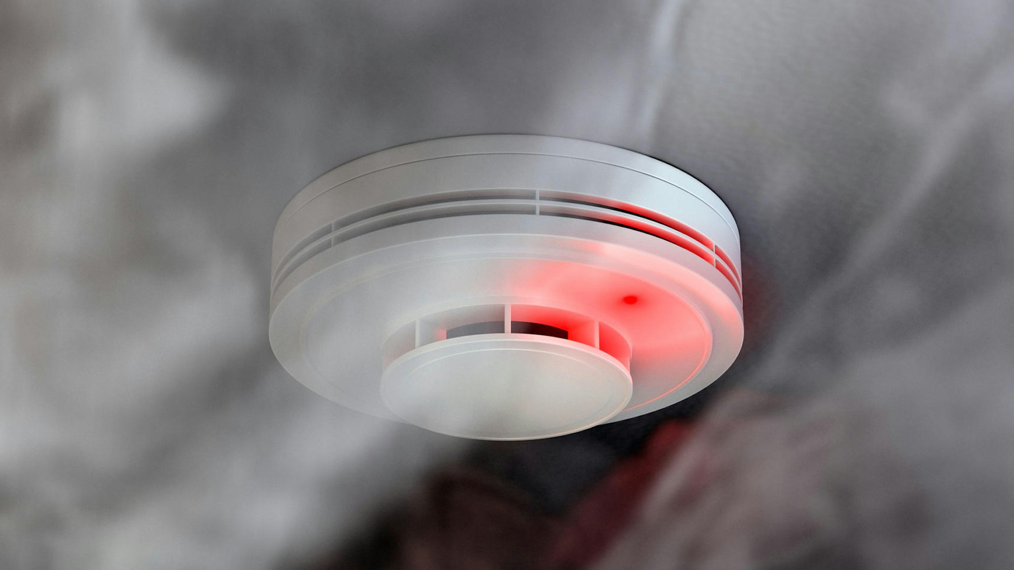 Qualm und ein rot blinkender Feuermelder