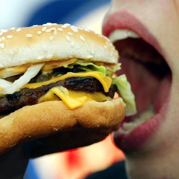 Frau isst einen Burger