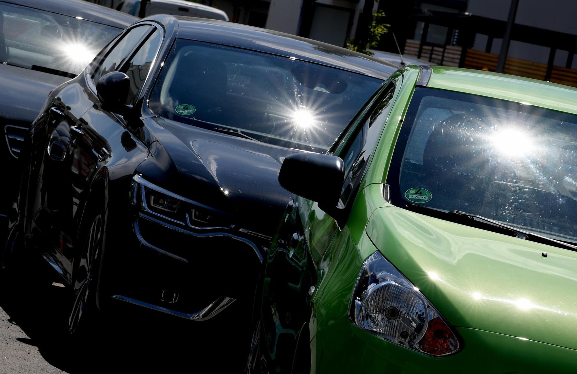 Autos_parken_in_der_Sonne_Hitze