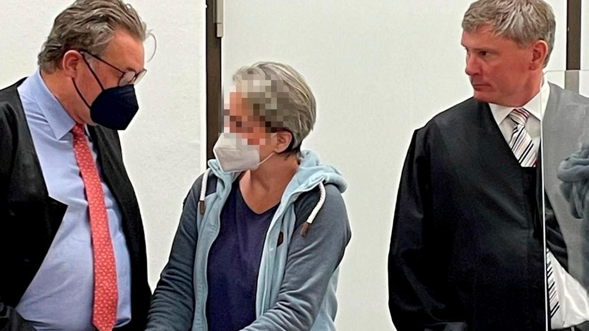Die Angeklagte im Gericht kurz vor Beginn des Plädoyers.