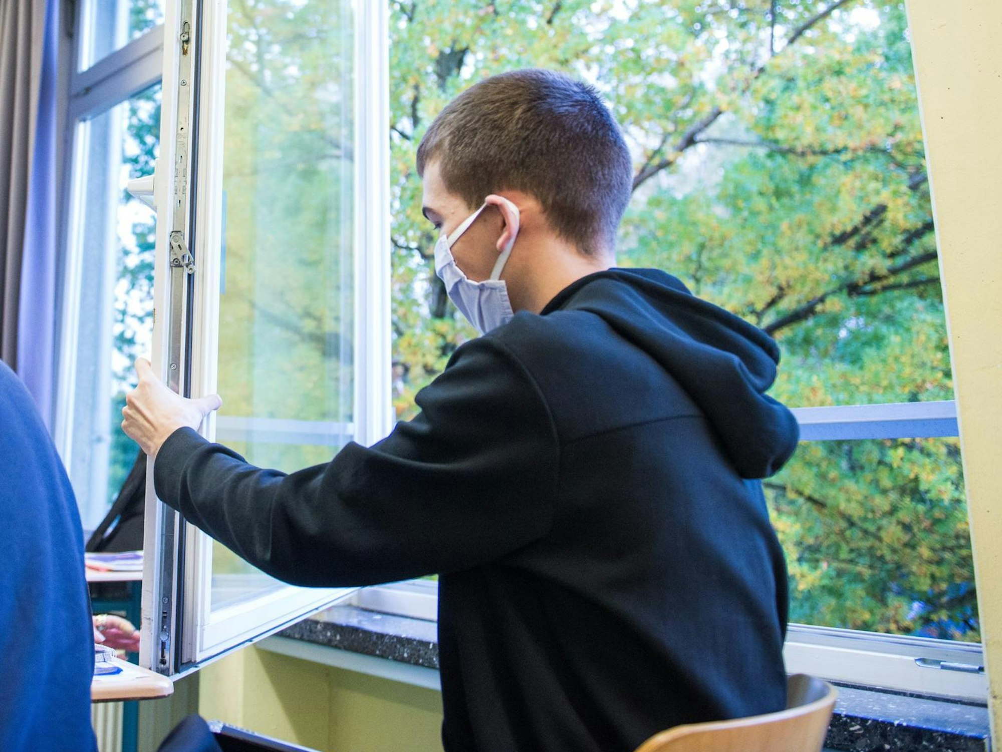 schüler beim lüften