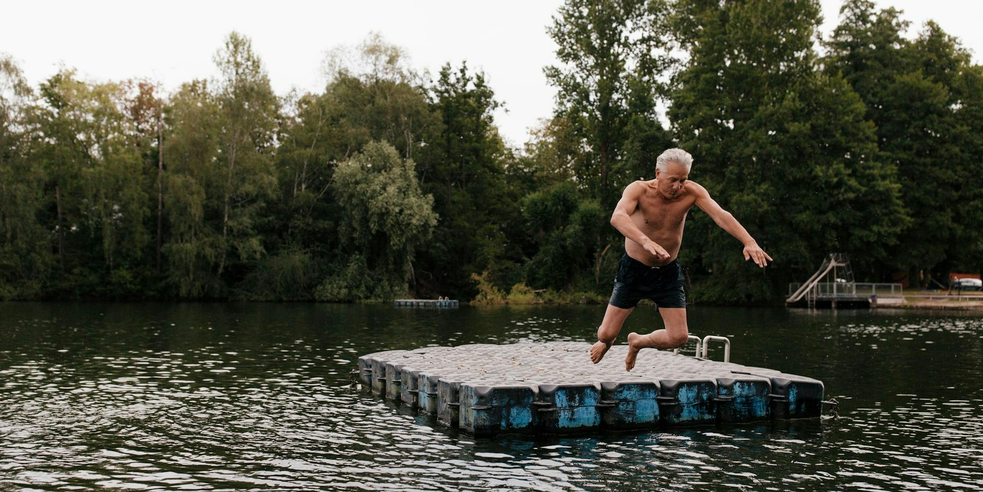 Alter Mann springt ins Wasser Getty Images