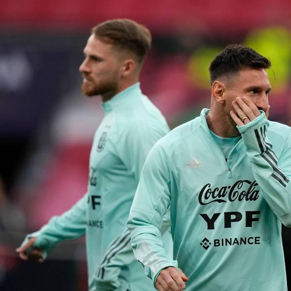 Messi hält sich die Wange