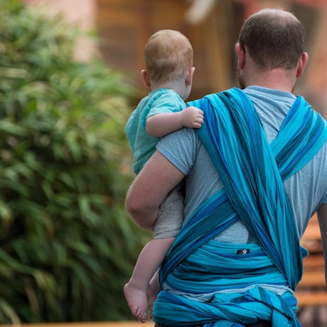 Mann_mit_Tragetuch_und_Baby_auf_dem_Arm