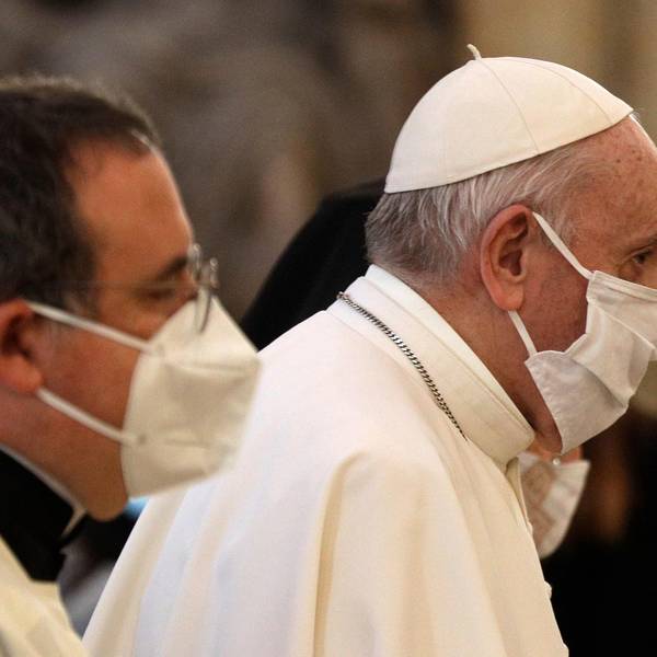Papst mit Maske