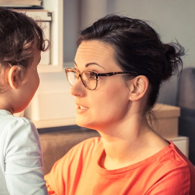 Mutter schimpft mit ihrem Kind.