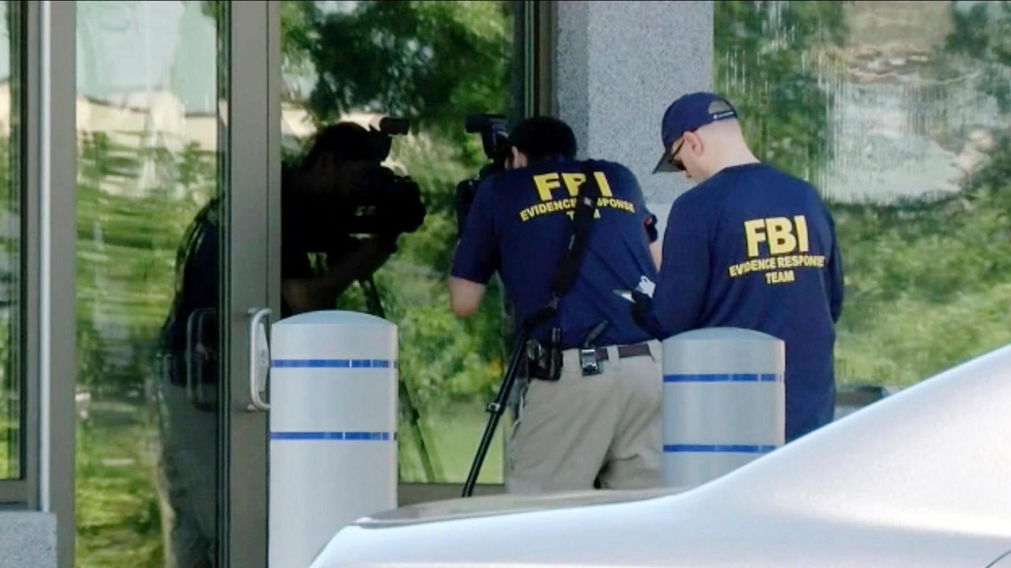 FBI-Mitarbeiter untersuchen einen Tatort.