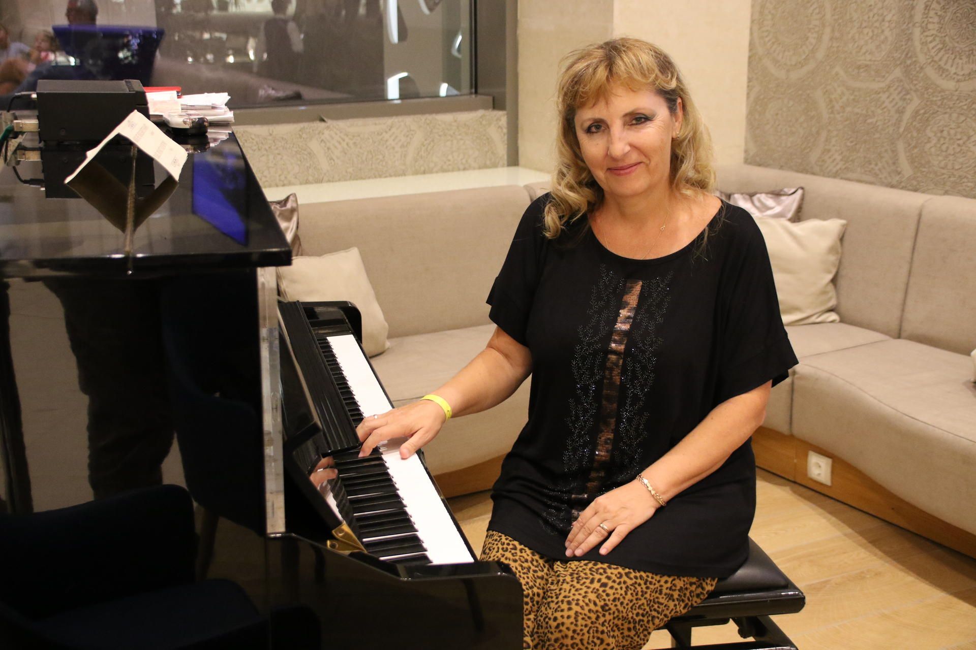 KR UKR Pianistin