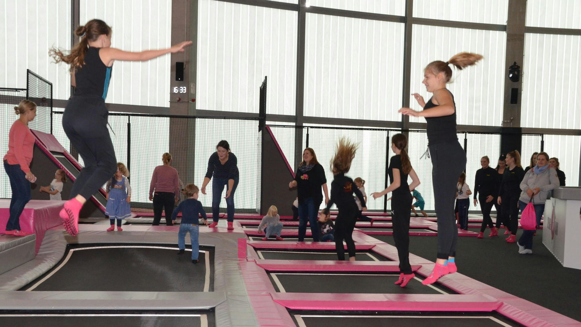 Jugendliche hüpfen im Sprung.Raum in Troisdorf auf Trampolinen.