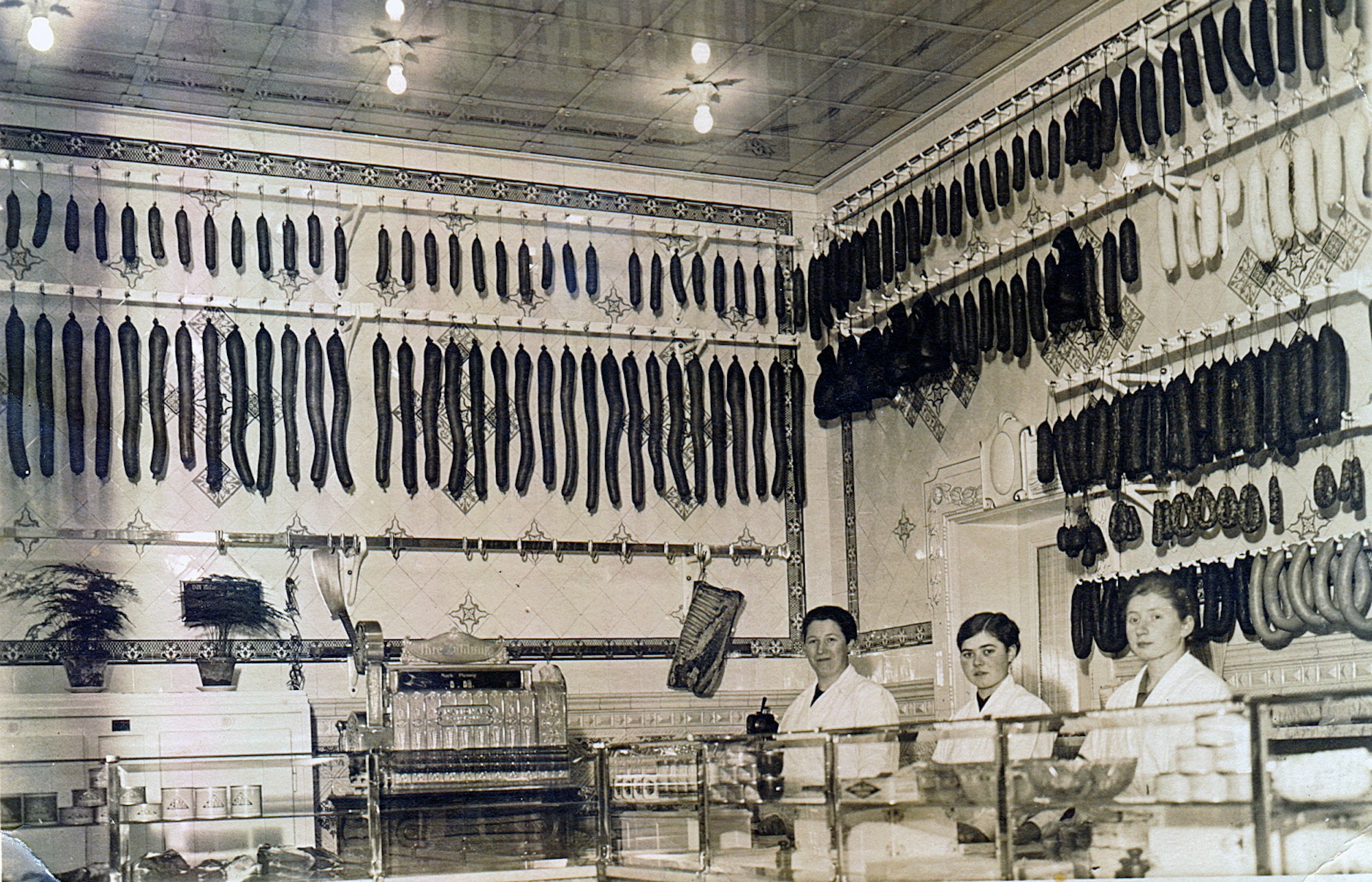 1938_Metzgerei_Theke_mit_Personal_300dpi