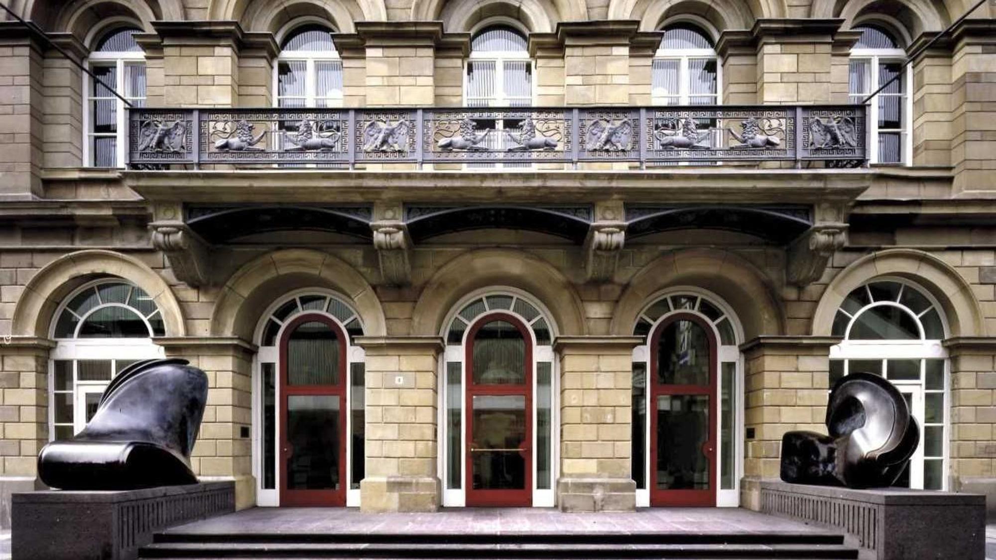 Der Haupteingang des Von der Heydt-Museums in Wuppertal.