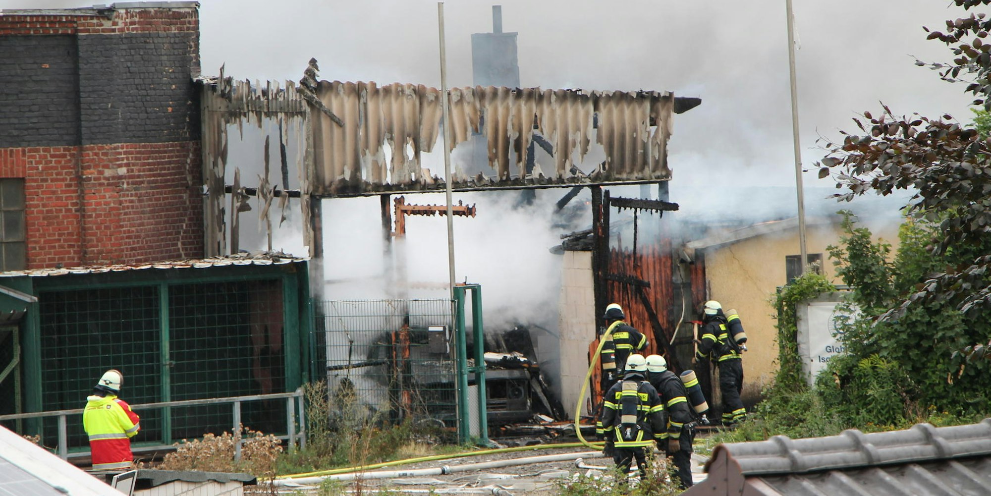 Feuer in Lagerhalle in Hürth