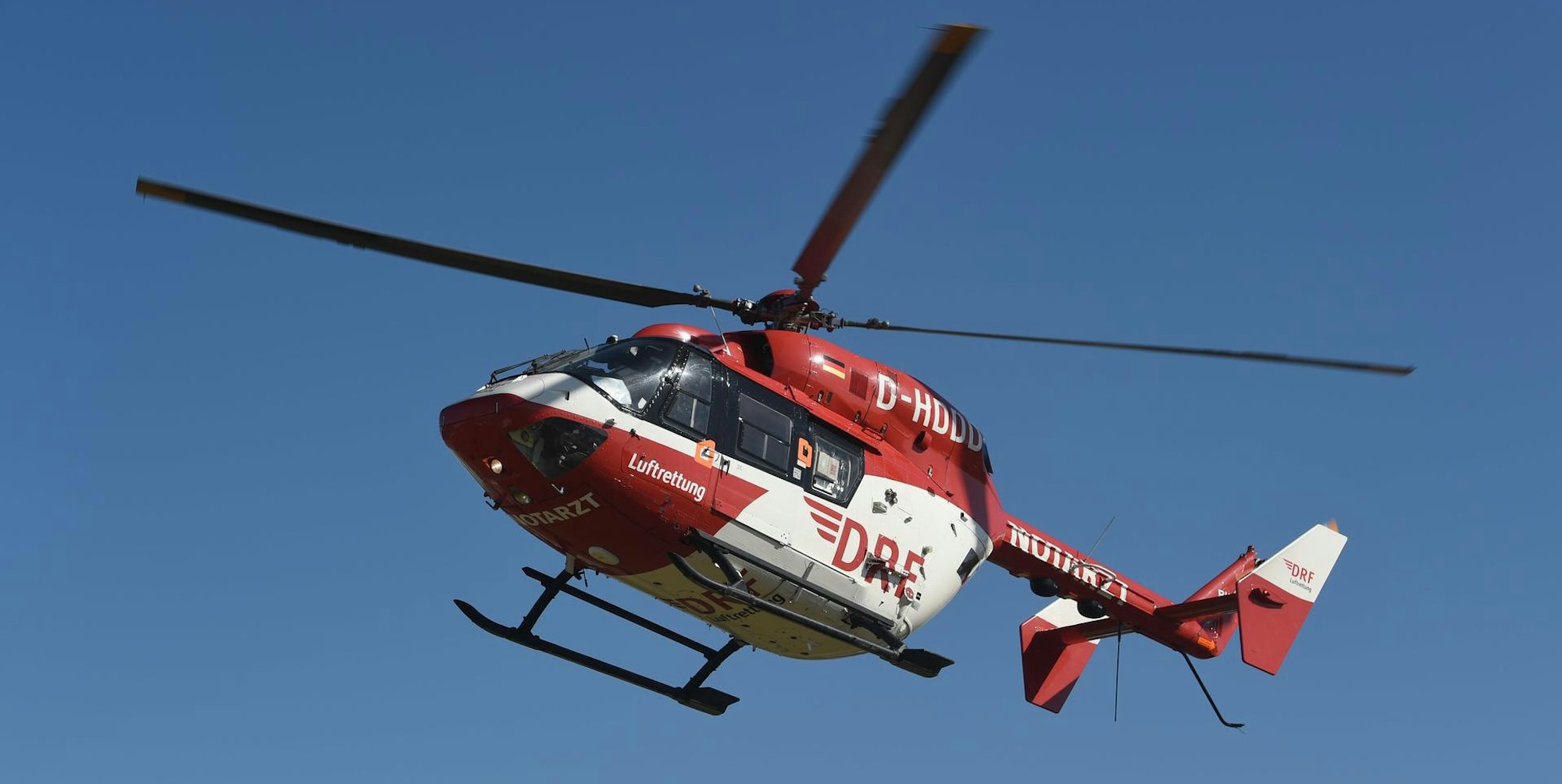 Rettungshubschrauber Mann brennt Gießkanne