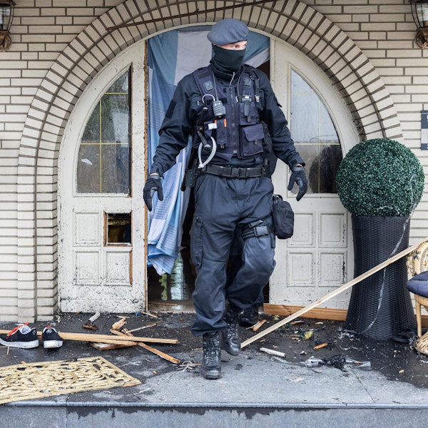 Polizst vor Clan-Tür