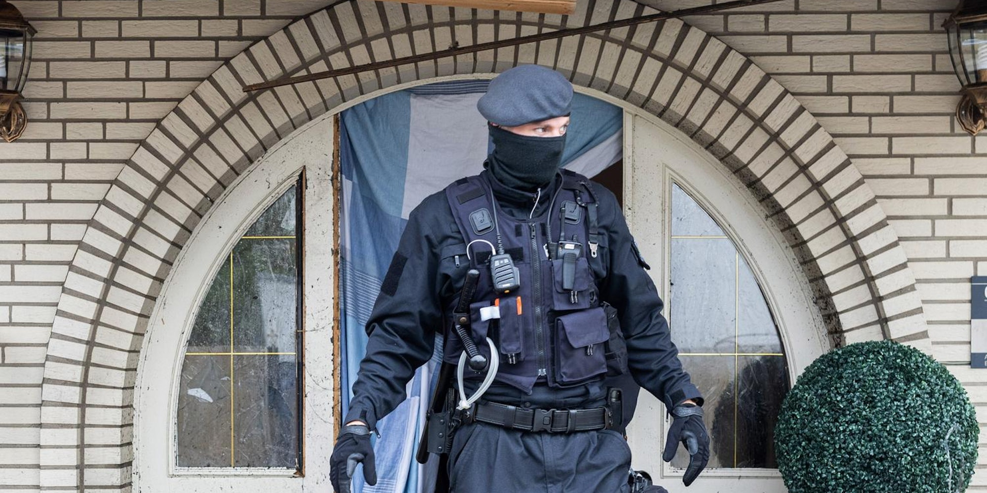 Polizst vor Clan-Tür