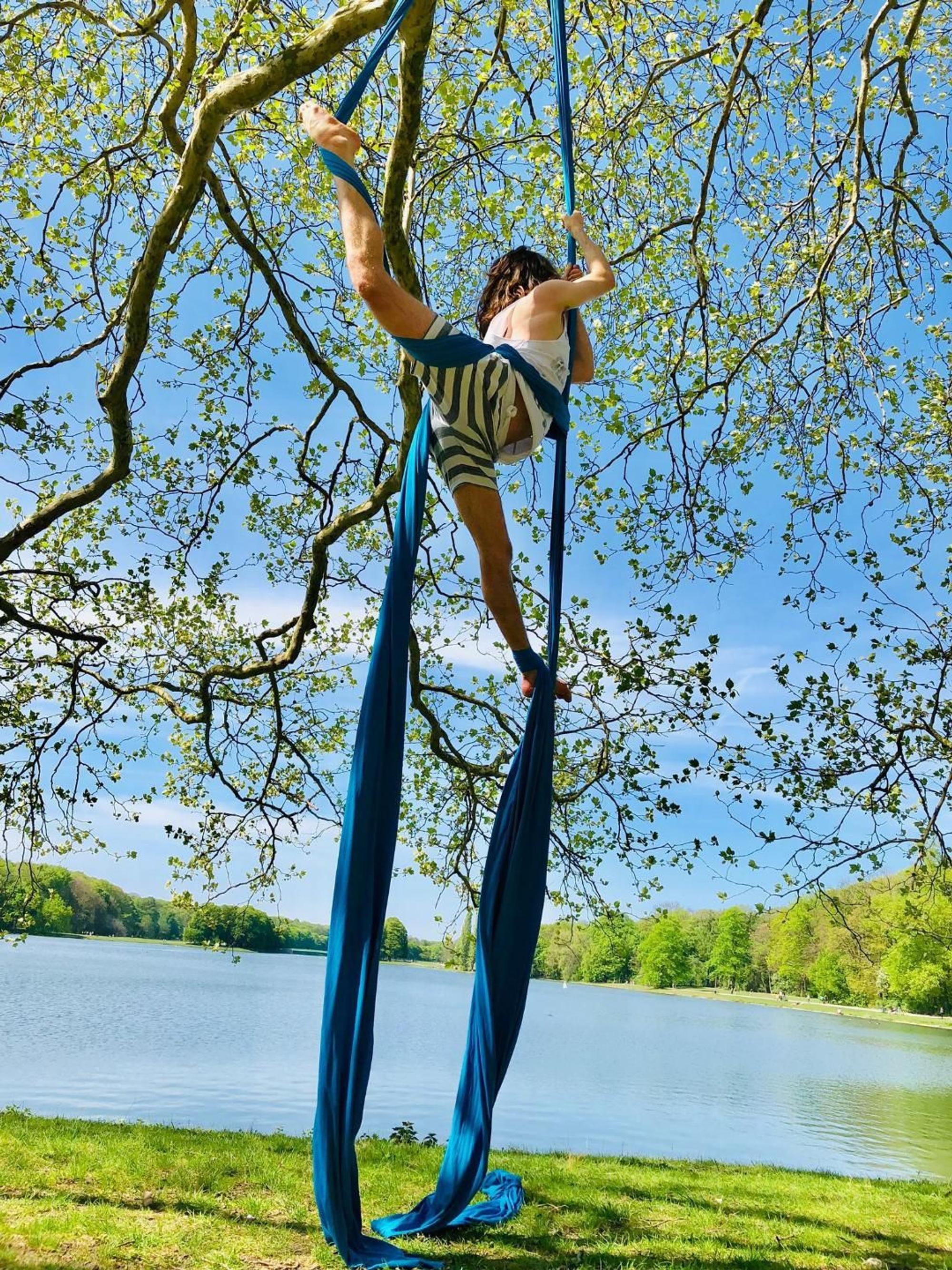 Luftakrobatik am Decksteiner Weiher Figurname Aerial Dove Head To Toe