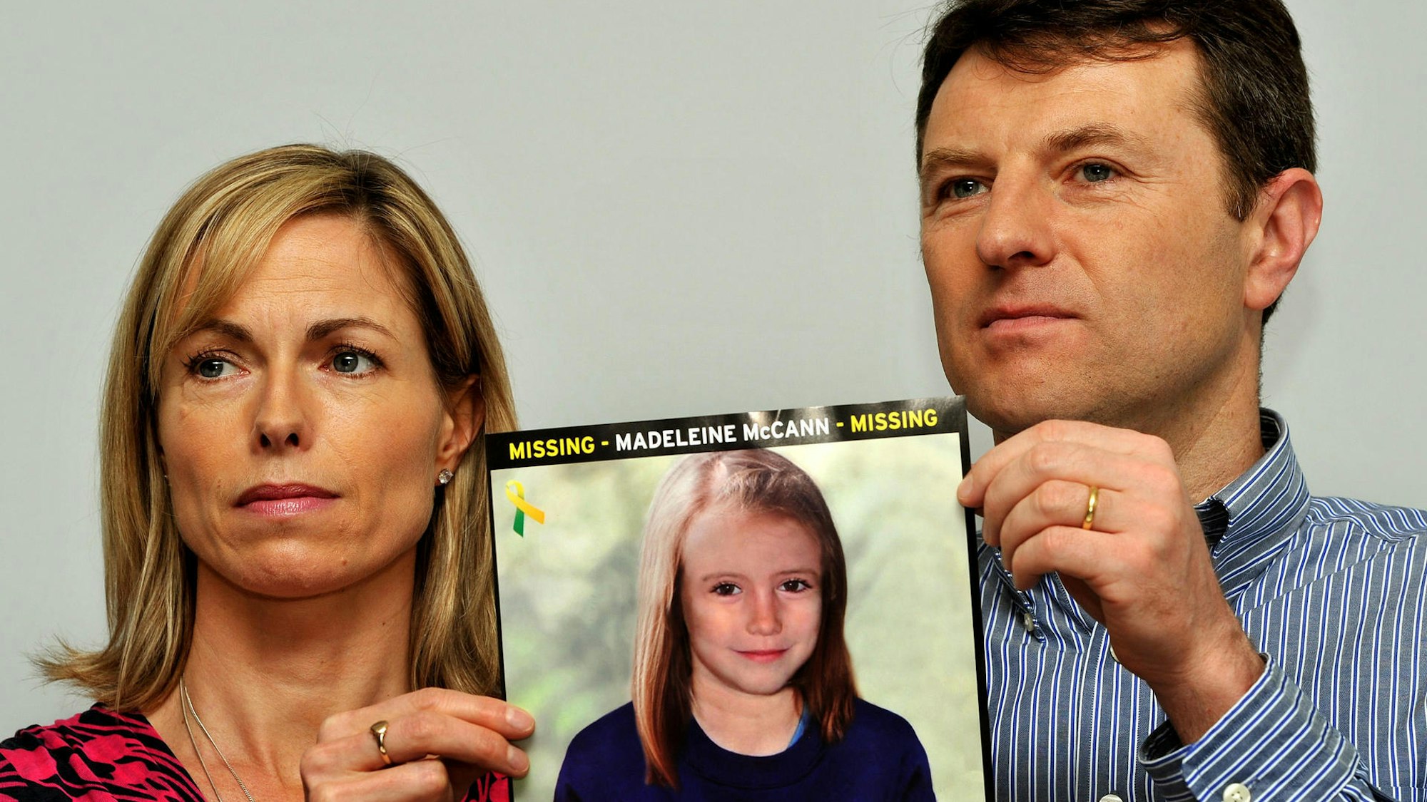 Die Eltern von Madeleine „Maddie“ McCann halten eine Suchmeldung hoch.