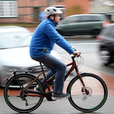 Mann_auf_Elektrofahrrad E-Bike Symbolbild dpa