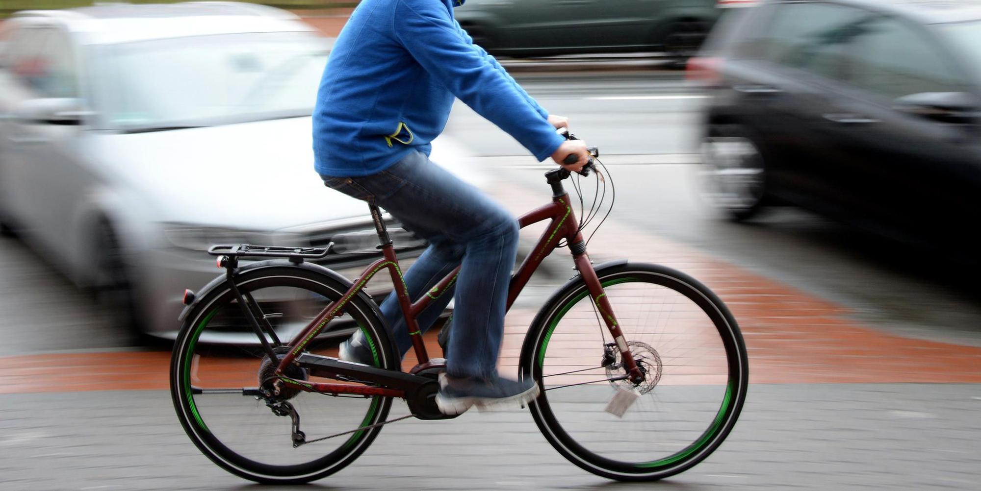 Mann_auf_Elektrofahrrad E-Bike Symbolbild dpa