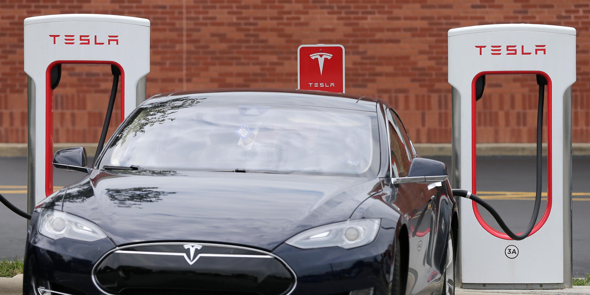 Tesla Auto und Ladesäulen