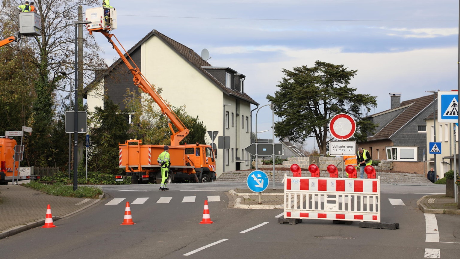 Der abgesperrte Heiligenhauser Kreisverkehr