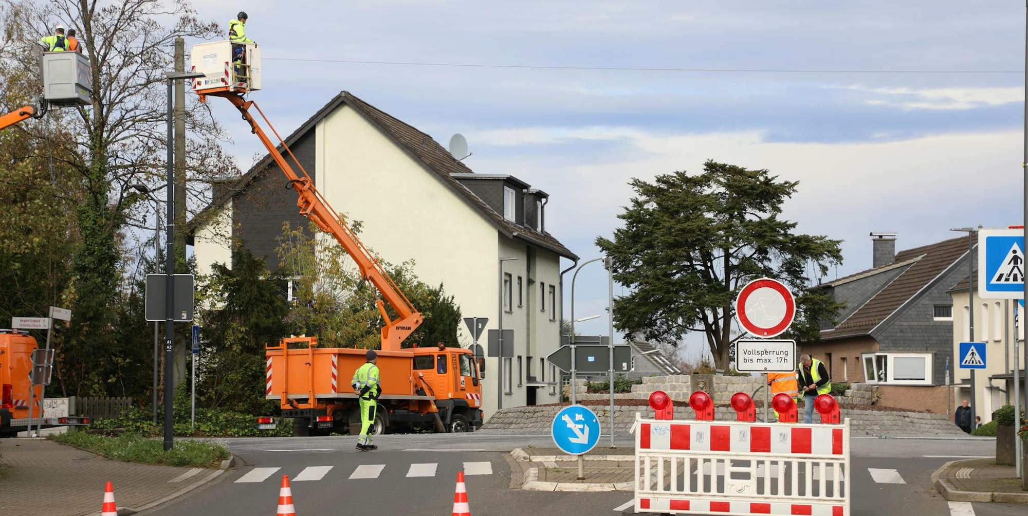 Der abgesperrte Heiligenhauser Kreisverkehr